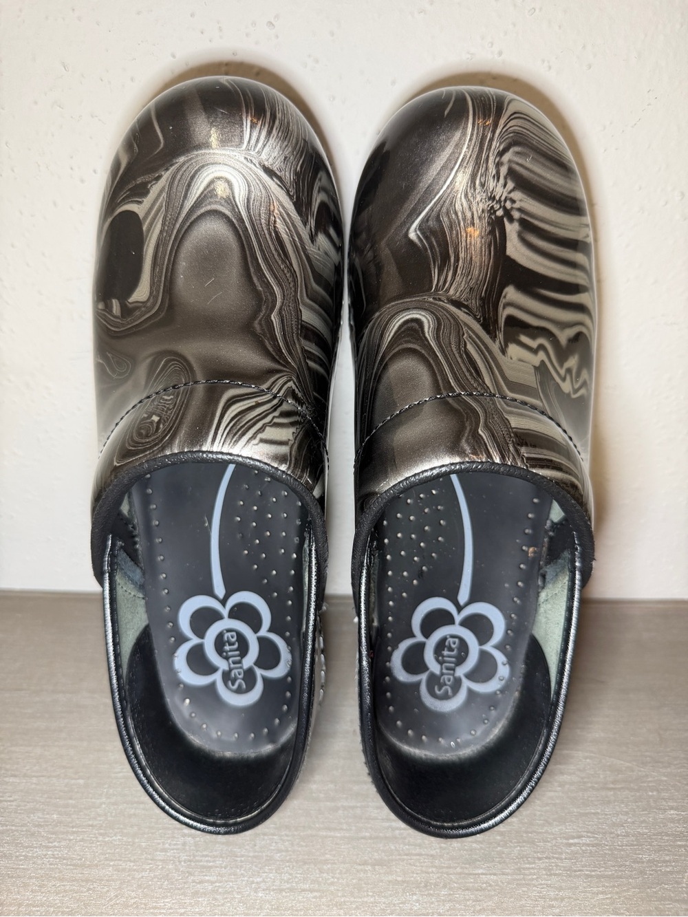 Sanita Original  Black/Silver Grey Abstract Design Patent Clogs Size 37 Very Gd - Picture 4 of 9